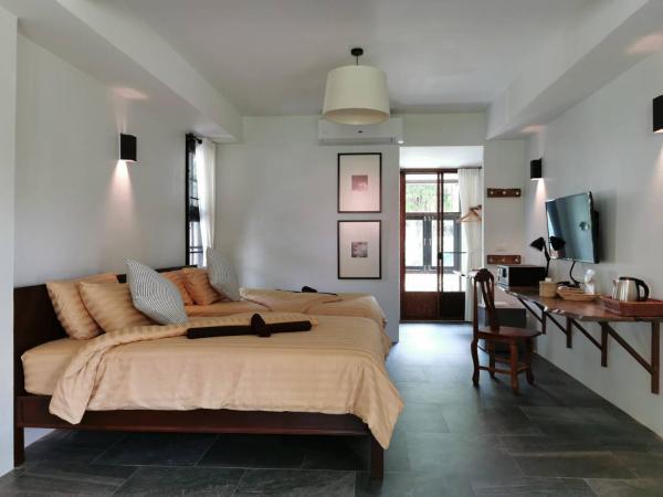 Palin Family Cottage : photo 2 de la chambre suite avec balcon
