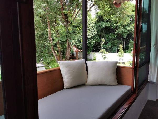 Palin Family Cottage : photo 6 de la chambre suite avec balcon
