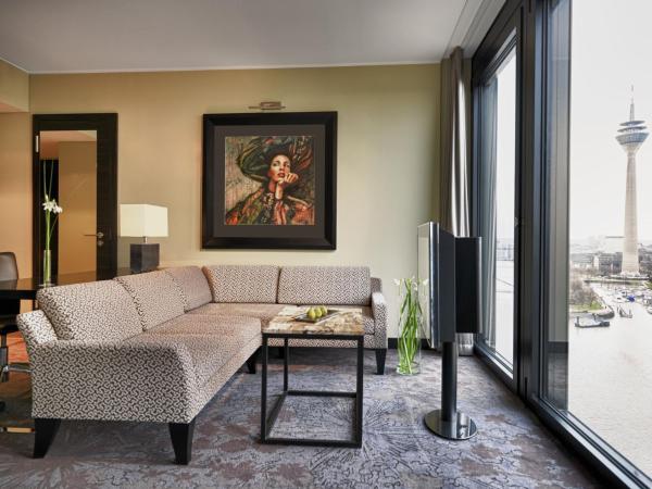 Hyatt Regency Dusseldorf : photo 4 de la chambre suite lit king-size