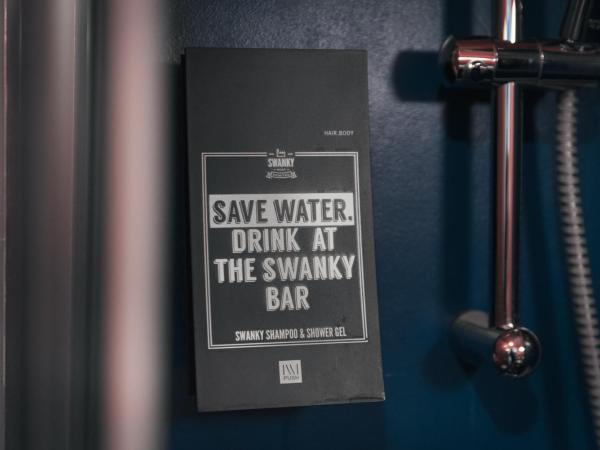 Stay Swanky Hostel : photo 1 de la chambre chambre double