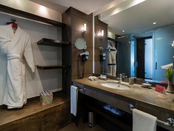 Mövenpick Hotel Gammarth Tunis : photo 1 de la chambre chambre lit king-size deluxe - vue sur mer et piscine