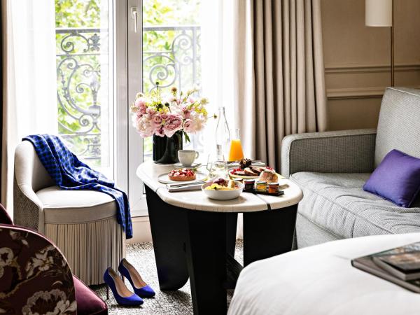 Sofitel Le Scribe Paris Opera : photo 7 de la chambre suite junior avec 1 lit king-size,1 canapé-lit et salon - vue sur cour ou rue scribe