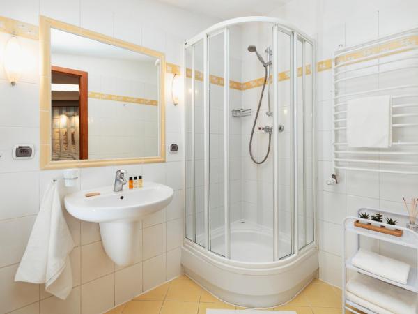 Villa Toscania-check in 24h : photo 7 de la chambre chambre lits jumeaux