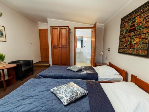 Villa Toscania-check in 24h : photo 4 de la chambre chambre lits jumeaux avec douche 