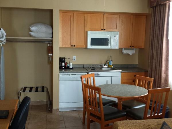 Days Inn & Suites by Wyndham West Edmonton : photo 3 de la chambre suite lit king-size deluxe - non-fumeurs