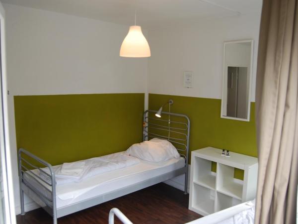 Station - Hostel for Backpackers : photo 1 de la chambre chambre lits jumeaux avec salle de bains commune