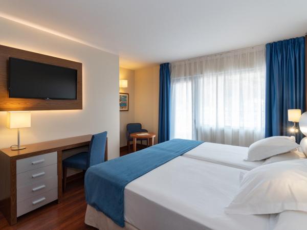 Hotel MS Maestranza Málaga : photo 4 de la chambre chambre lits jumeaux avec lit d’appoint - 301