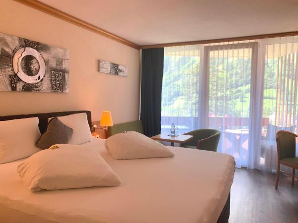 Hotel Quellenhof Leukerbad : photo 4 de la chambre chambre double avec balcon