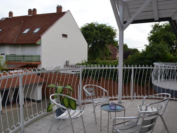 Főnix Design Rooms : photo 1 de la chambre chambre double avec balcon