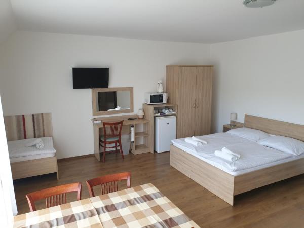 Ádám Apartmanház : photo 4 de la chambre large quadruple room with terrace