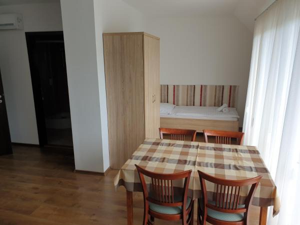 Ádám Apartmanház : photo 8 de la chambre large quadruple room with terrace