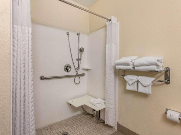 Comfort Suites Maingate East : photo 3 de la chambre suite avec 2 lits queen-size et douche accessible en fauteuil roulant - adaptée aux personnes à mobilité réduite/non-fumeurs