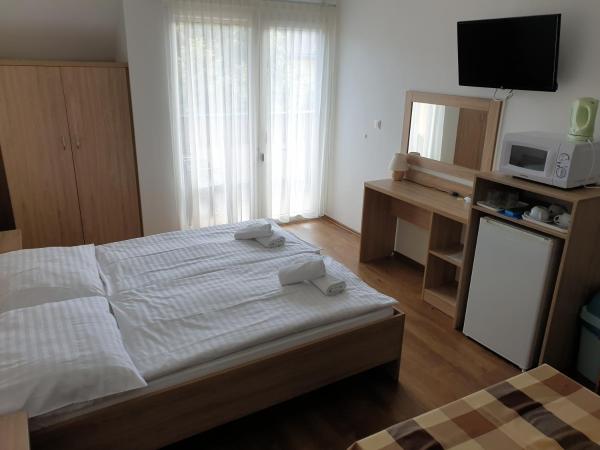 Ádám Apartmanház : photo 3 de la chambre chambre quadruple avec terrasse 