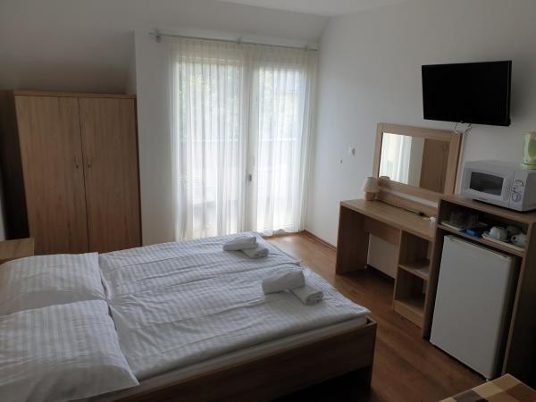 Ádám Apartmanház : photo 2 de la chambre chambre quadruple avec terrasse 