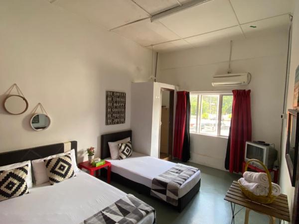 Motel Pantai Cahaya : photo 1 de la chambre chambre lit queen-size - vue sur mer