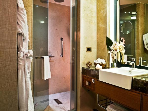 Ramada Plaza By Wyndham Istanbul Tekstilkent : photo 5 de la chambre suite en angle avec lit king-size - non-fumeurs