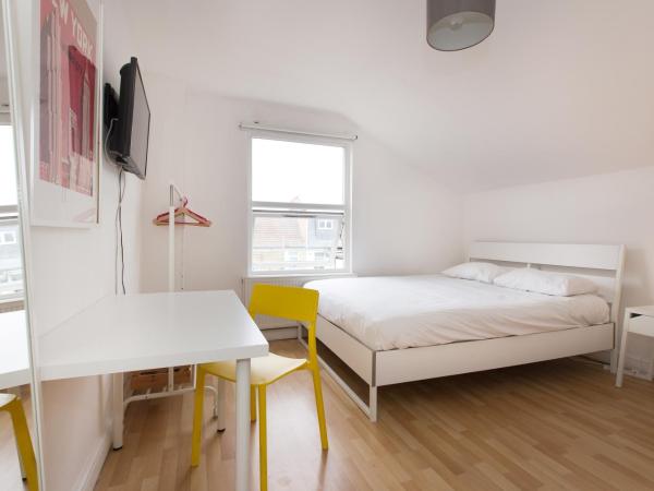 Tooting Broadway Studios & Rooms by DC London Rooms : photo 2 de la chambre chambre double avec salle de bains privative