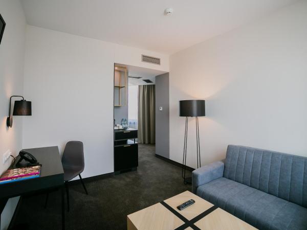B&B HOTEL Warsaw East : photo 2 de la chambre suite