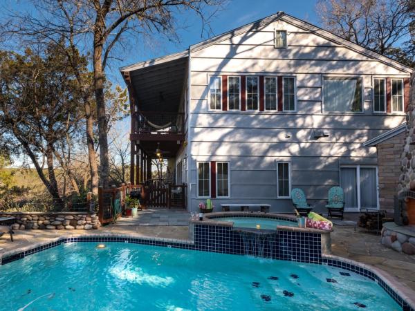 The River Road Retreat at Lake Austin-A Luxury Guesthouse Cabin & Suite : photo 5 de la chambre suite familiale avec balcon