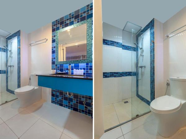 Access Inn Pattaya : photo 3 de la chambre chambre lit king-size avec balcon