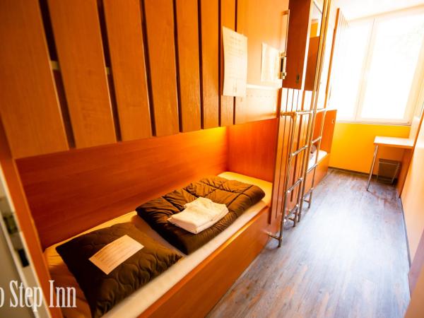 Do Step Inn Central - Self-Service-Hostel : photo 6 de la chambre chambre lits jumeaux avec salle de bains commune