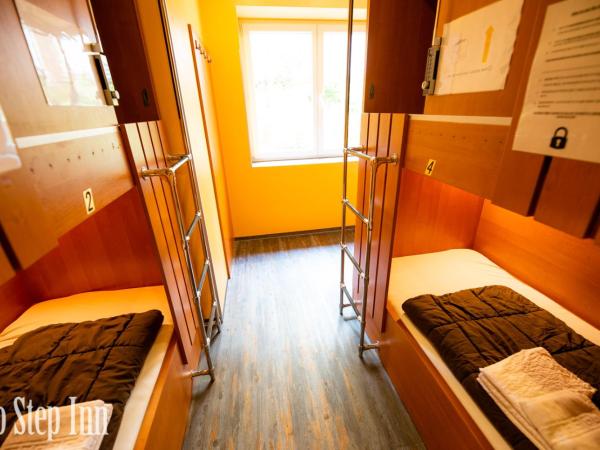 Do Step Inn Central - Self-Service-Hostel : photo 3 de la chambre chambre lits jumeaux avec salle de bains commune