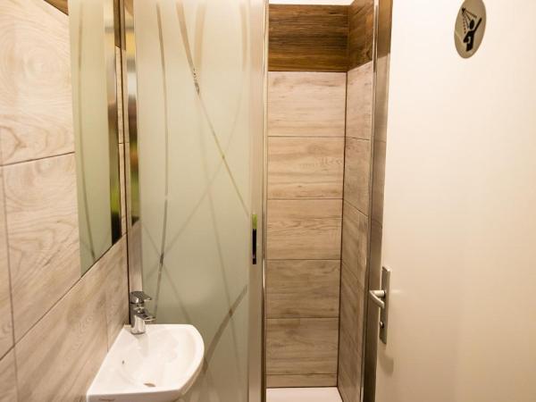 Do Step Inn Central - Self-Service-Hostel : photo 10 de la chambre chambre triple avec salle de bains commune