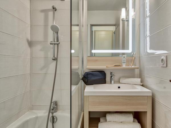 Résidence Pierre & Vacances Les Parcs de Grimaud : photo 1 de la chambre studio avec alcôve et terrasse ou balcon (4 personnes)