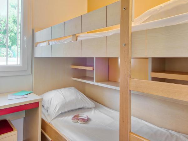 Résidence Pierre & Vacances Les Parcs de Grimaud : photo 2 de la chambre studio avec alcôve et terrasse ou balcon (4 personnes)