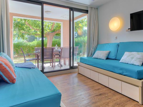 Résidence Pierre & Vacances Les Parcs de Grimaud : photo 9 de la chambre appartement 1 chambre avec coin nuit dans alcôve et terrasse ou balcon (6 personnes)