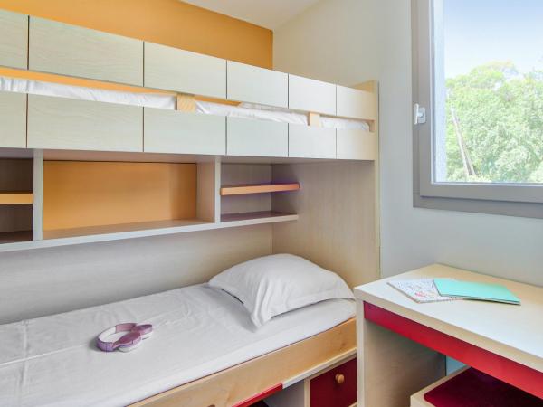 Résidence Pierre & Vacances Les Parcs de Grimaud : photo 3 de la chambre studio avec alcôve et terrasse ou balcon (4 personnes)