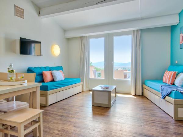 Résidence Pierre & Vacances Les Parcs de Grimaud : photo 7 de la chambre appartement 1 chambre avec coin nuit dans alcôve et terrasse ou balcon (6 personnes)