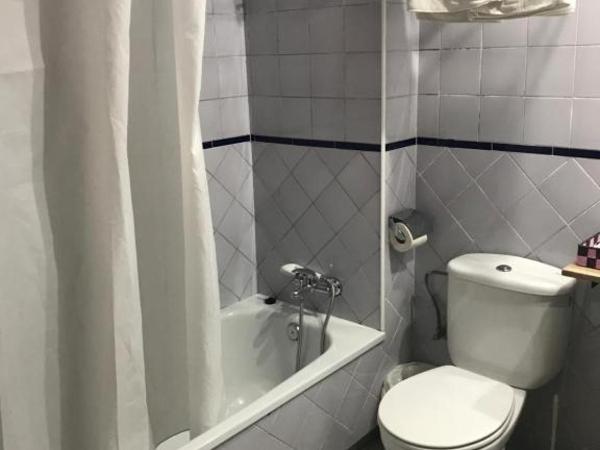 Hostal Puerta Carmona : photo 6 de la chambre chambre lits jumeaux