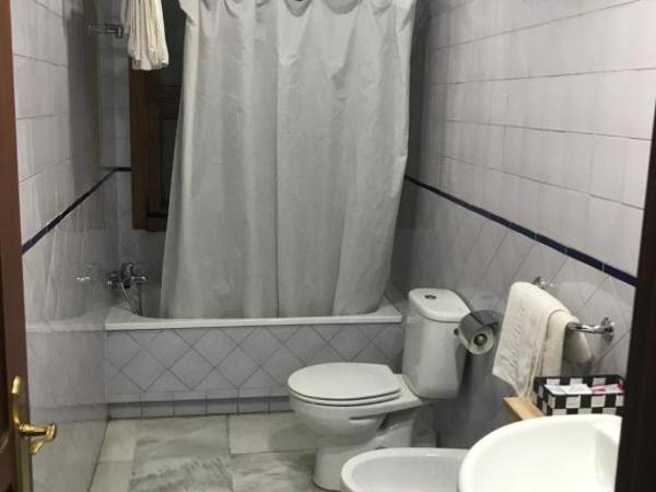 Hostal Puerta Carmona : photo 9 de la chambre chambre triple standard