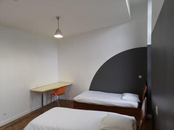 Auberge de Jeunesse HI Amiens : photo 2 de la chambre chambre quadruple avec salle de bains
