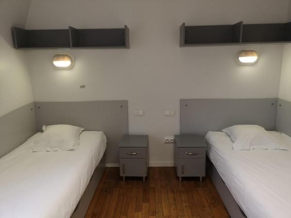 Auberge de Jeunesse HI Amiens : photo 1 de la chambre chambre lits jumeaux avec salle de bains