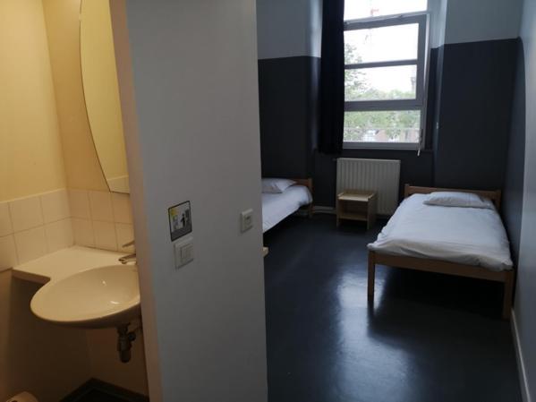 Auberge de Jeunesse HI Amiens : photo 2 de la chambre chambre lits jumeaux avec salle de bains