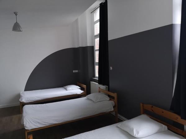 Auberge de Jeunesse HI Amiens : photo 2 de la chambre chambre triple avec salle de bains