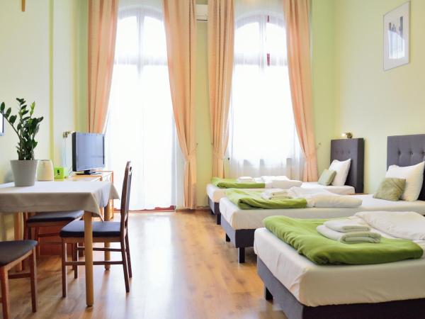 WenderEDU Business Center : photo 1 de la chambre chambre triple