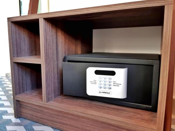 Hotel 19-30 Valencia : photo 1 de la chambre chambre simple avec salle de bains privative