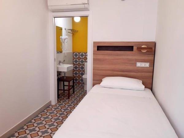 Hotel 19-30 Valencia : photo 4 de la chambre chambre simple avec salle de bains privative