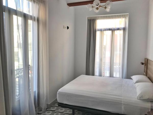 Hotel 19-30 Valencia : photo 4 de la chambre chambre triple avec balcon