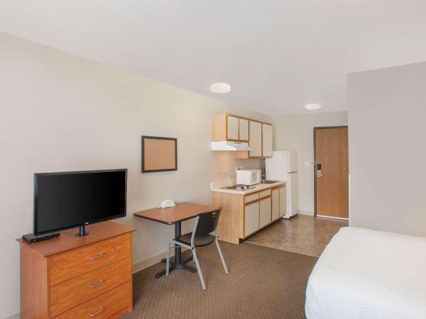 WoodSpring Suites Jacksonville Beach Blvd : photo 2 de la chambre standard double room - accessible/non-smoking