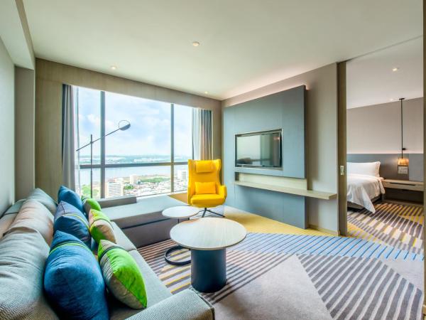 Holiday Inn Johor Bahru City Centre, an IHG Hotel : photo 2 de la chambre suite lit king-size avec canapé-lit - dernier Étage