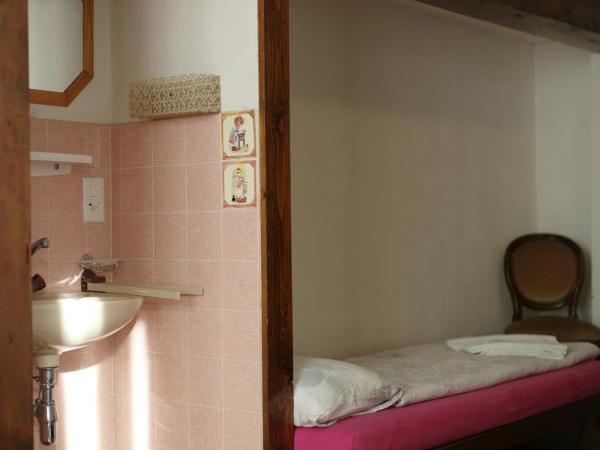 Weisses Rössli : photo 4 de la chambre chambre familiale avec salle de bains