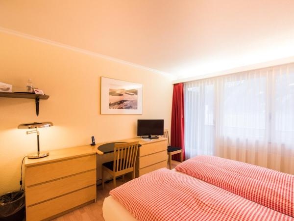 Hotel Weisses Kreuz : photo 2 de la chambre chambre lits jumeaux - vue sur lac