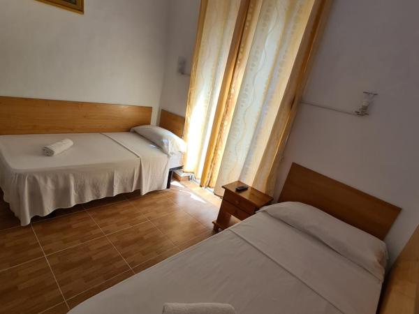 Pensión Berti Madrid : photo 1 de la chambre chambre lits jumeaux avec salle de bains commune