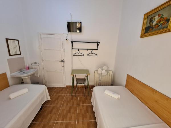 Pensión Berti Madrid : photo 5 de la chambre chambre lits jumeaux avec salle de bains commune