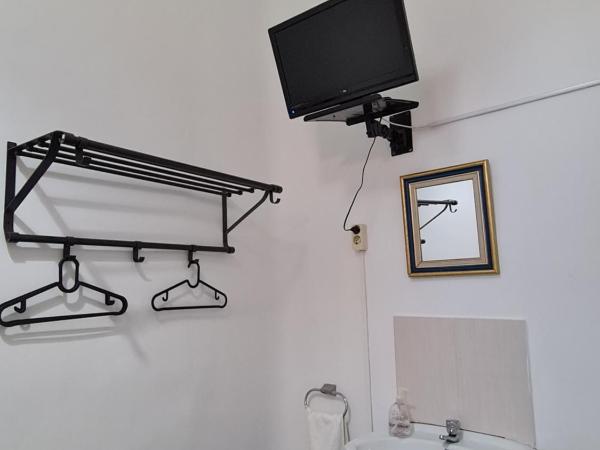 Pensión Berti Madrid : photo 4 de la chambre chambre simple avec salle de bains commune