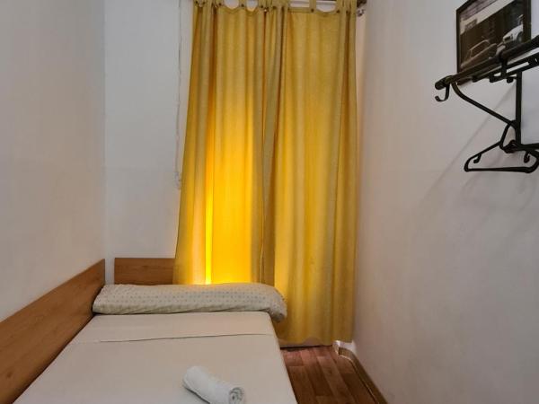 Pensión Berti Madrid : photo 1 de la chambre chambre double standard avec salle de bains commune